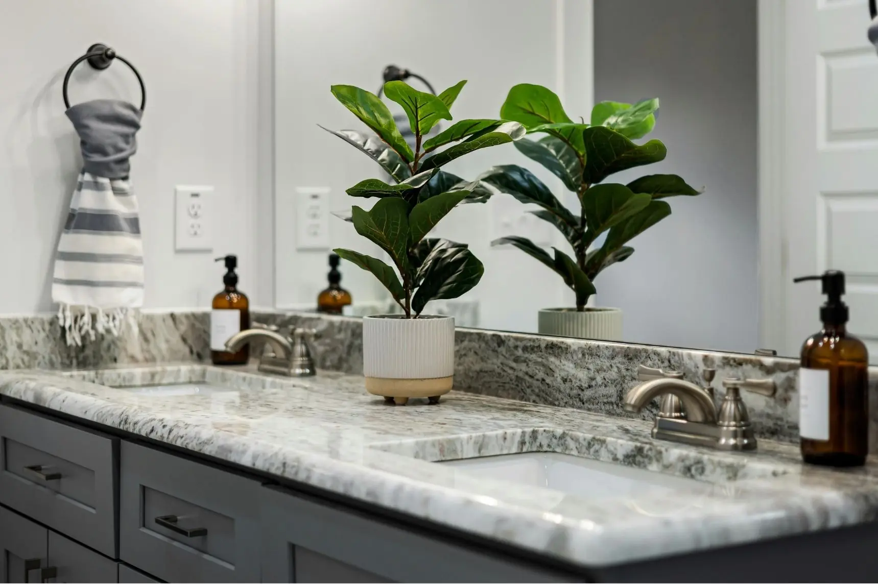 Bathroom Countertops in Columbus, Ohio: Quartz vs. Granite, Height Standards & More (2026 Guide)